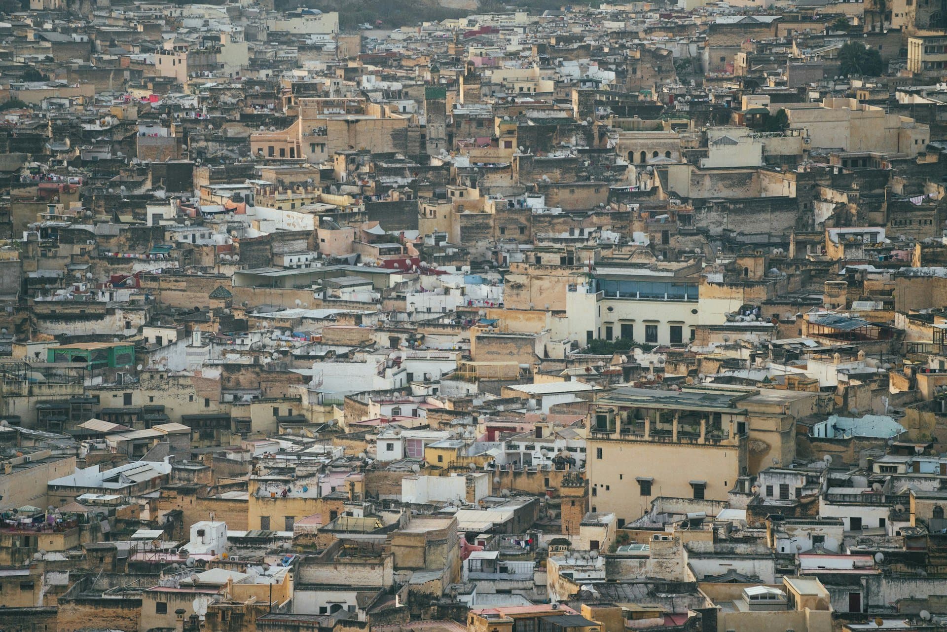 Vue aérienne de la médina de Fès au lever du soleil