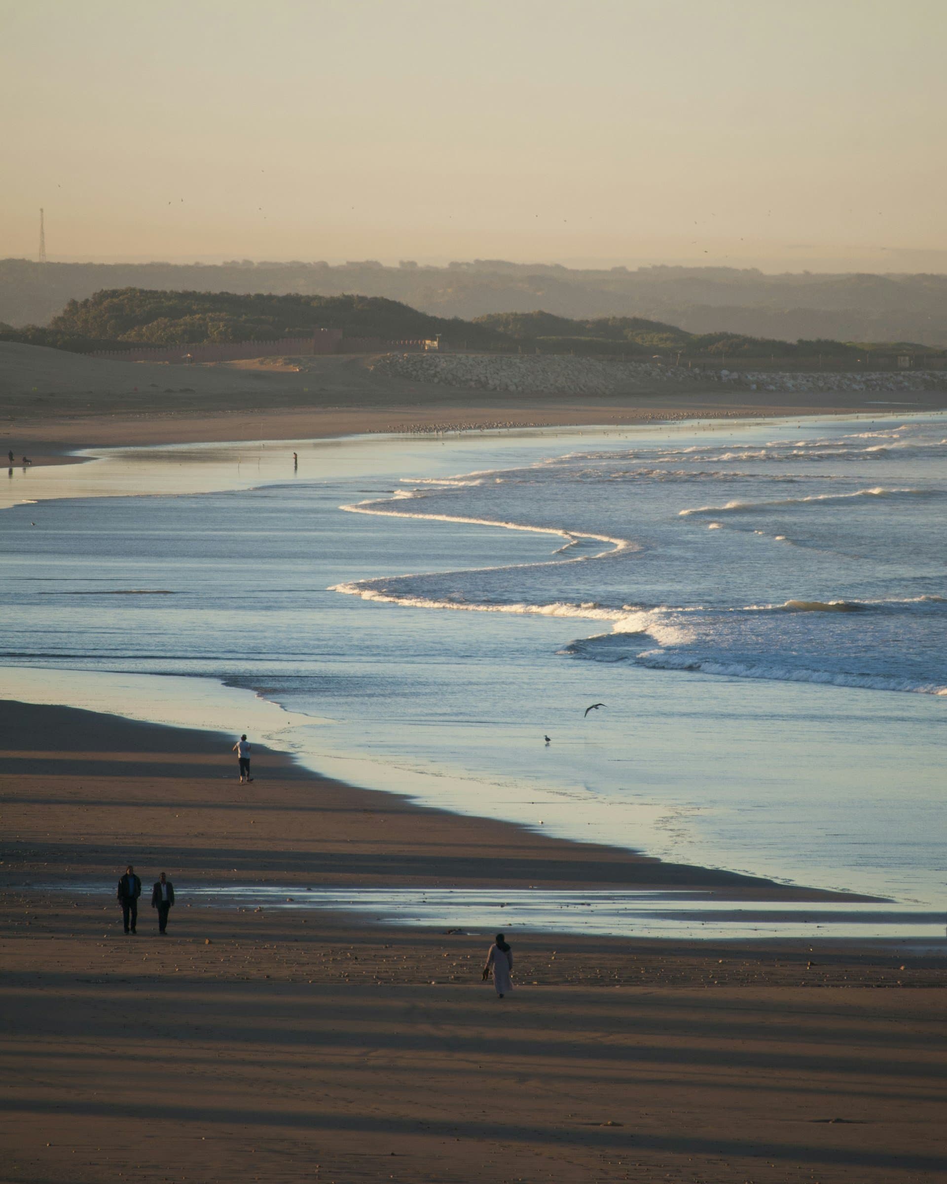 Promeneurs sur la plage d'Agadir au bord de l'Atlantique