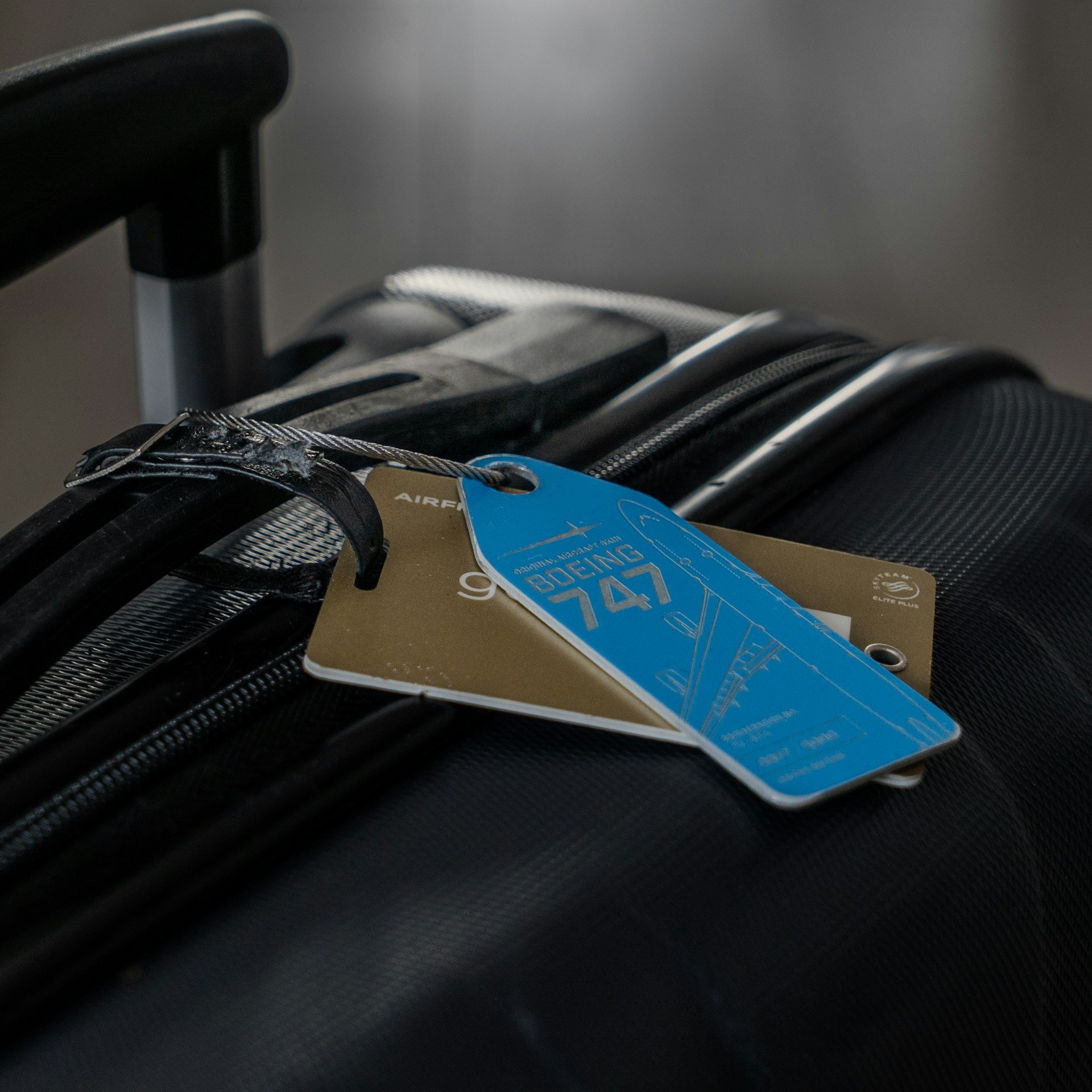 Valise etiquetee posee dans un point de consigne