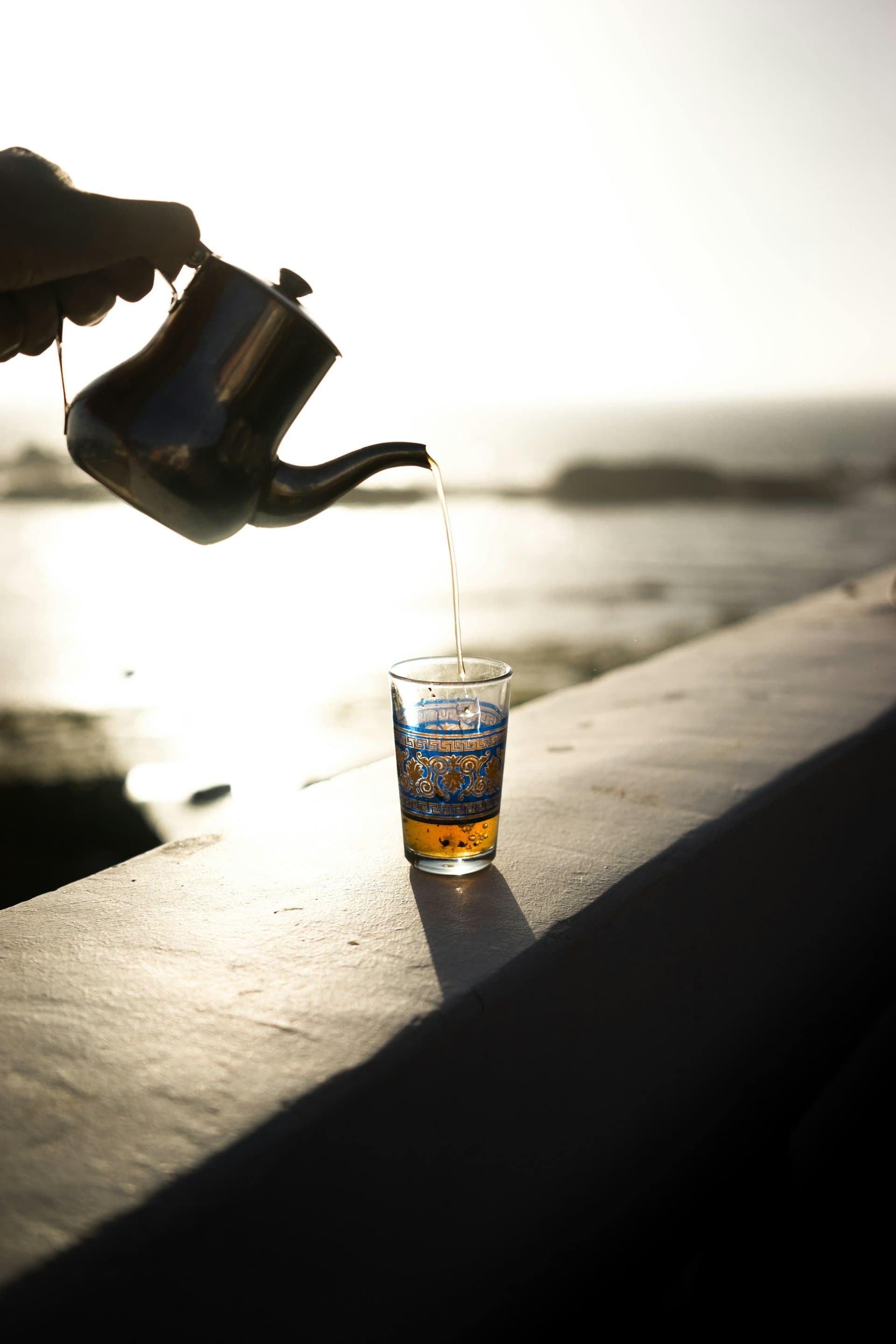 Thé à la menthe versé dans un verre traditionnel marocain