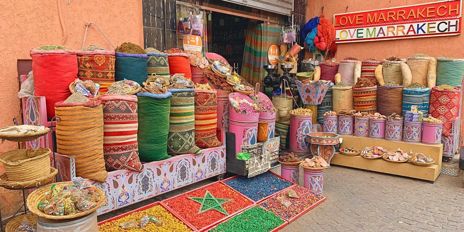 Devanture colorée d'une boutique de la médina de Marrakech