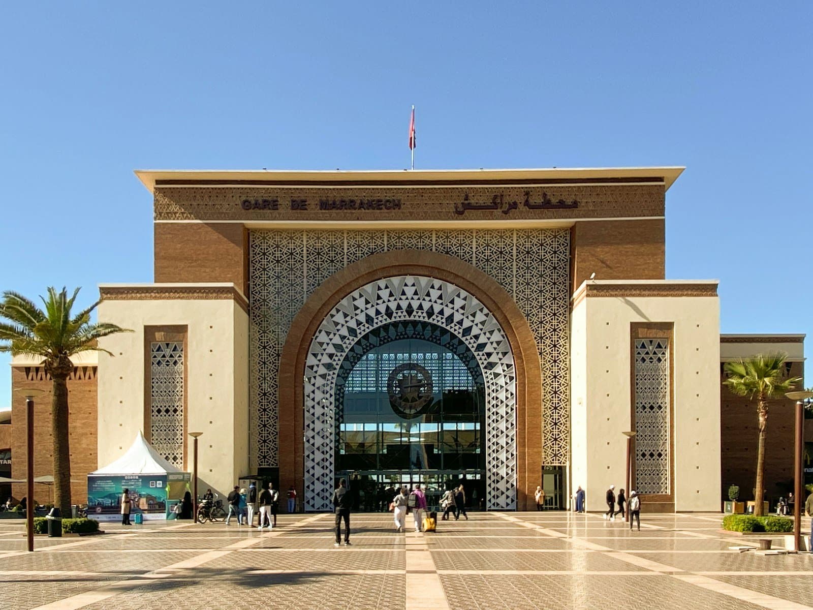 Façade de la gare ONCF de Marrakech sous un ciel bleu