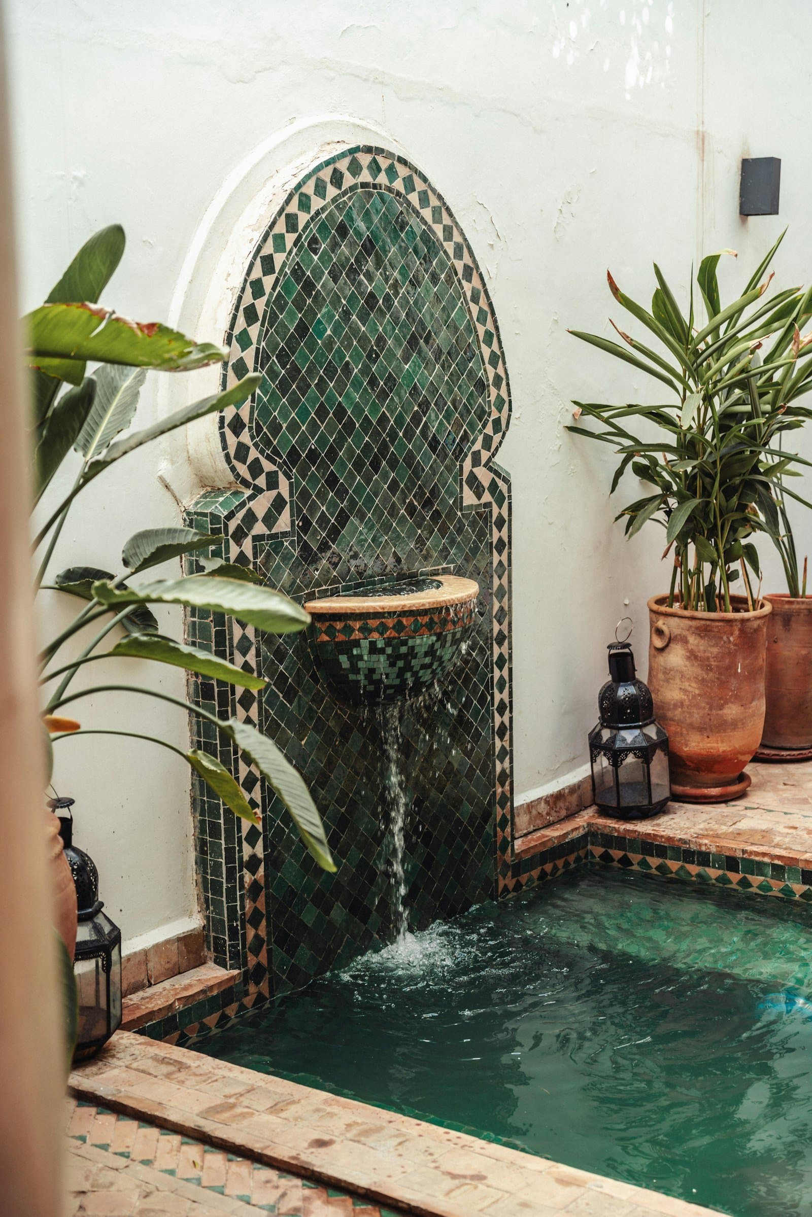 Fontaine en zellige vert et bassin d'un spa de riad marocain