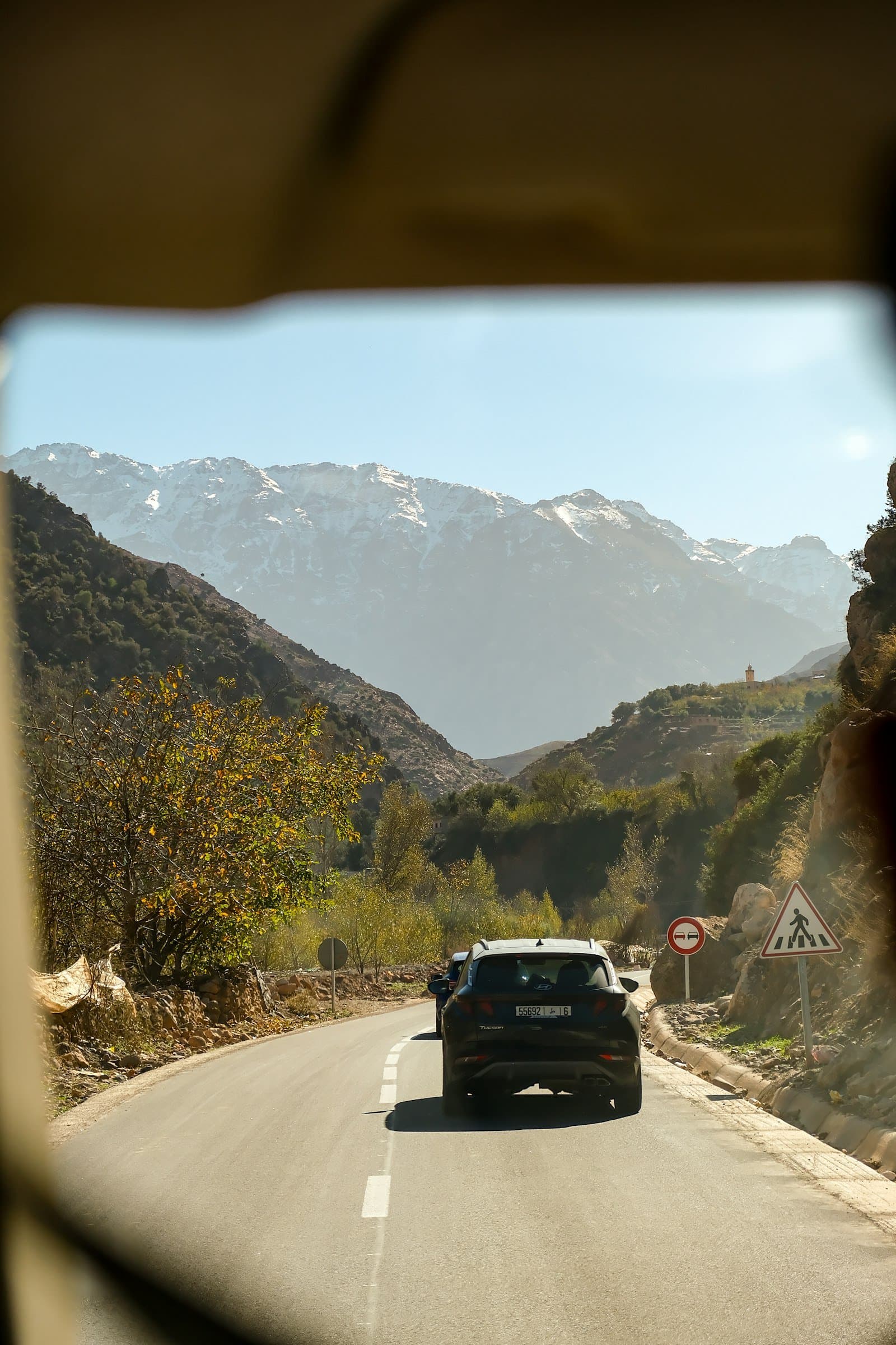 Route de montagne traversant le Haut Atlas marocain
