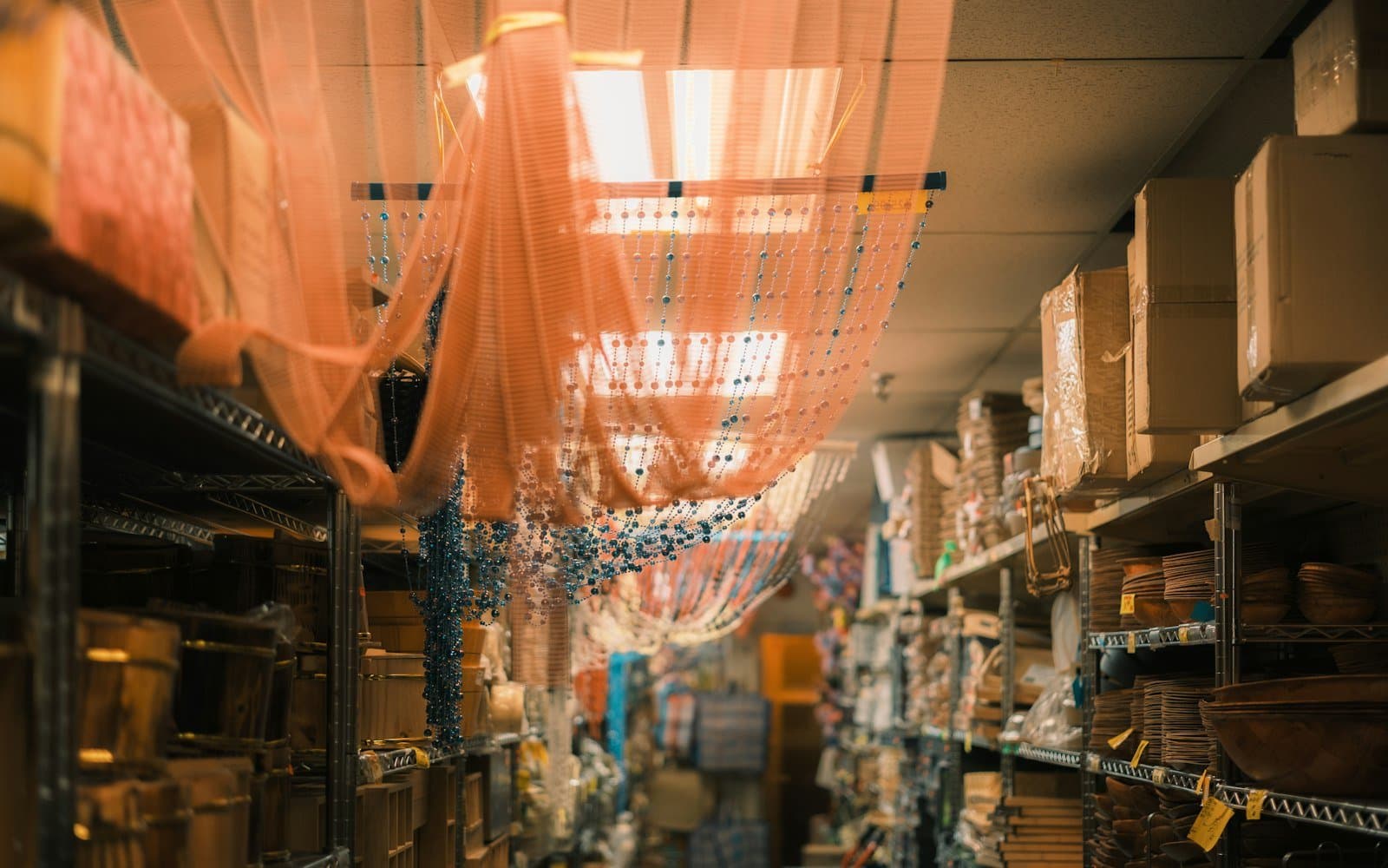 Réserve de commerce avec étagères de stockage organisées