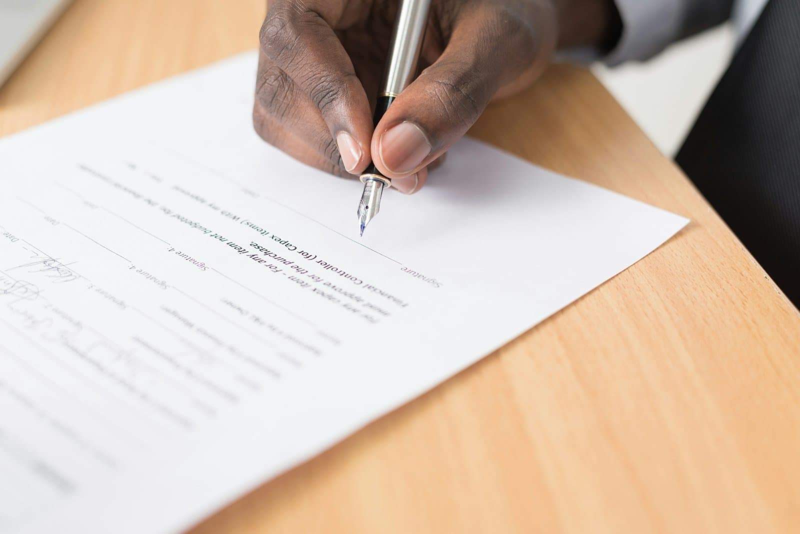 Signature d'un contrat de partenariat au stylo