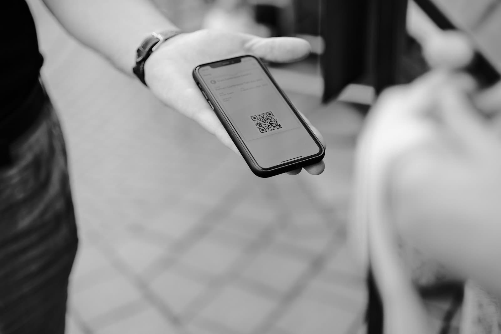 Voyageur présentant le QR code de sa réservation sur son téléphone