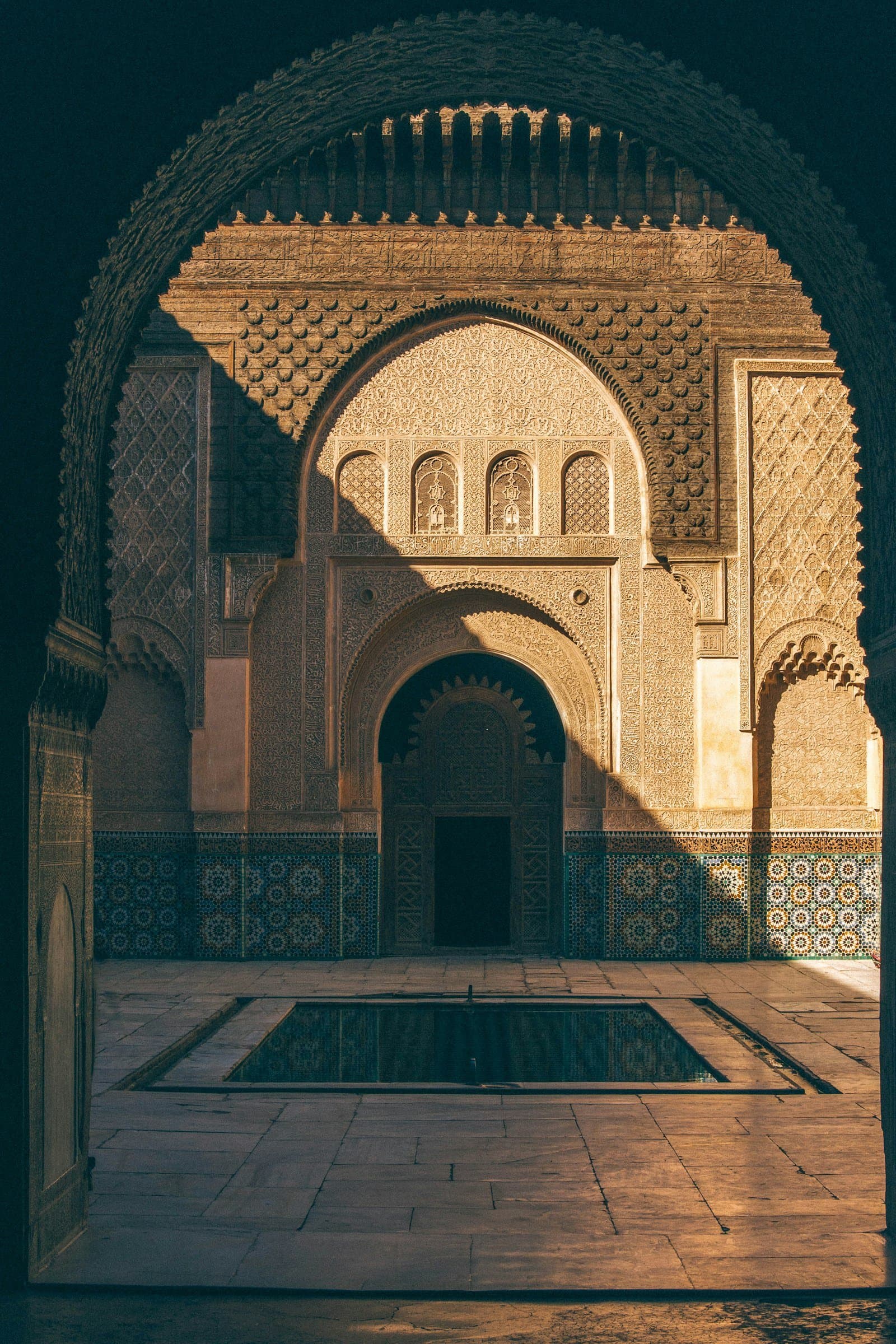 Ruelle animée de la médina de Marrakech