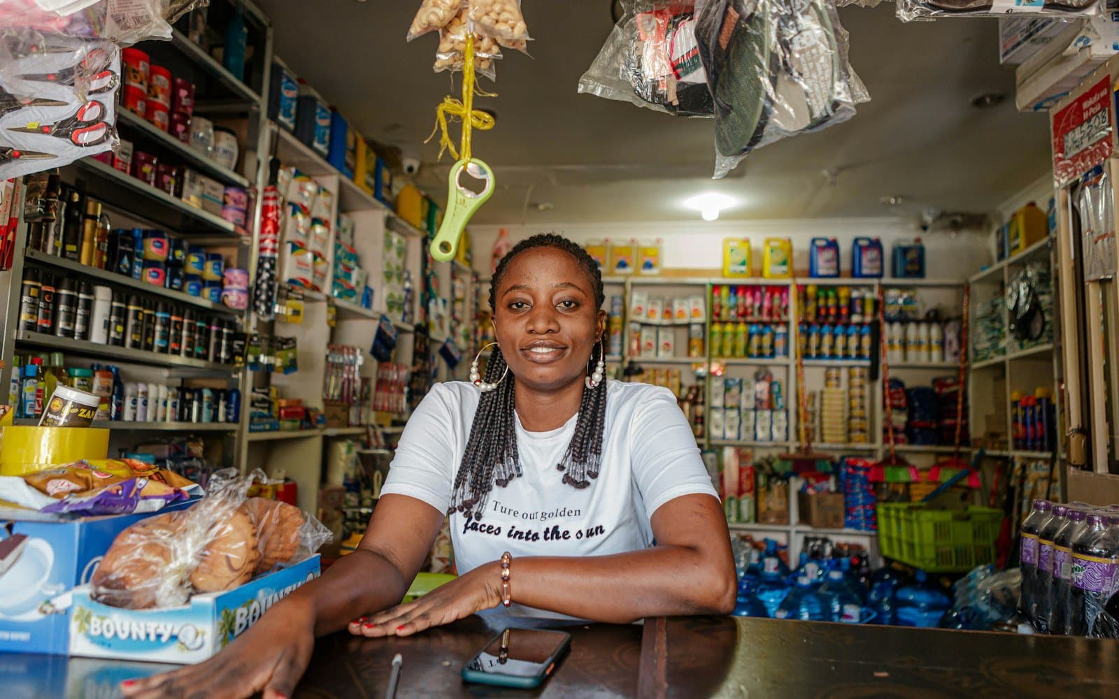 Commerçant dans sa boutique