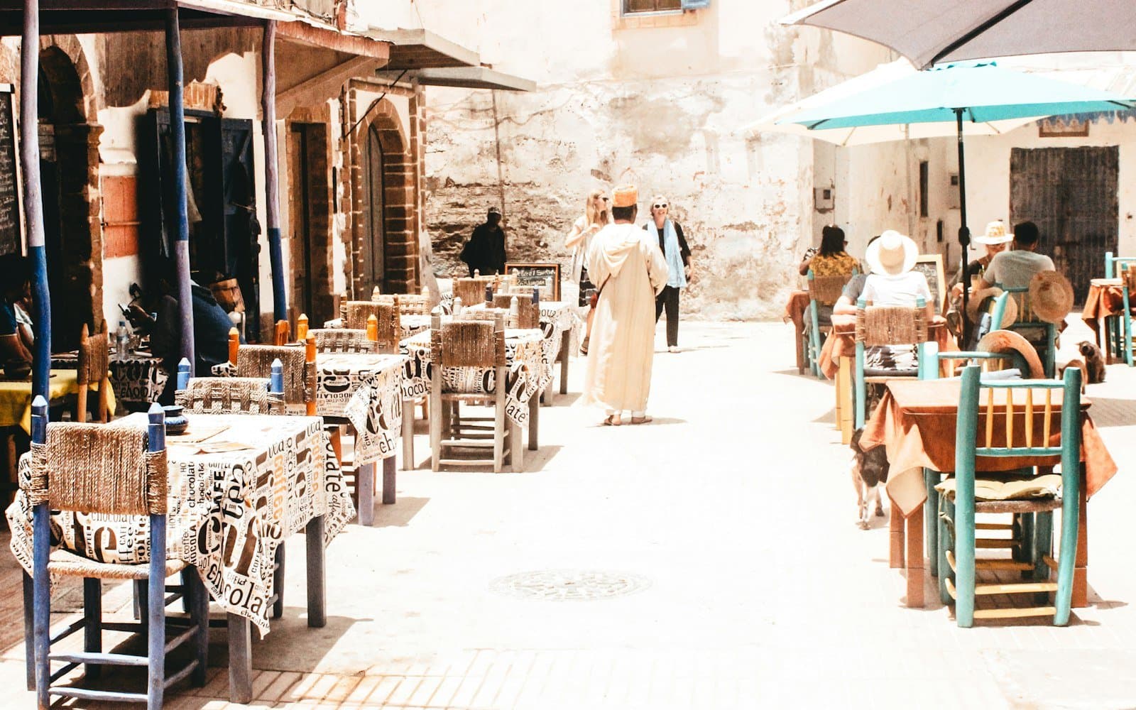 Personnel d'un café au comptoir