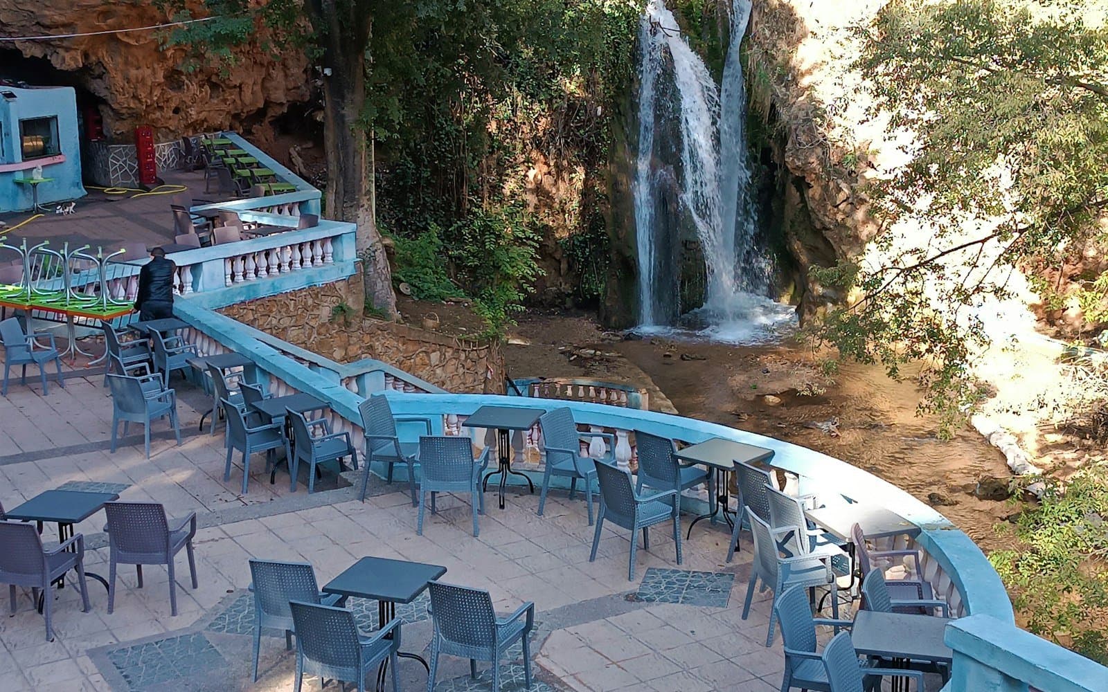 Terrasse de café accueillant des voyageurs