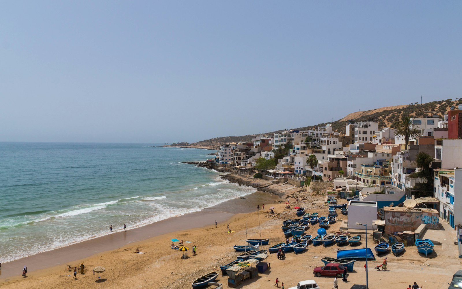 Surfeurs sur la plage de Taghazout au nord d Agadir