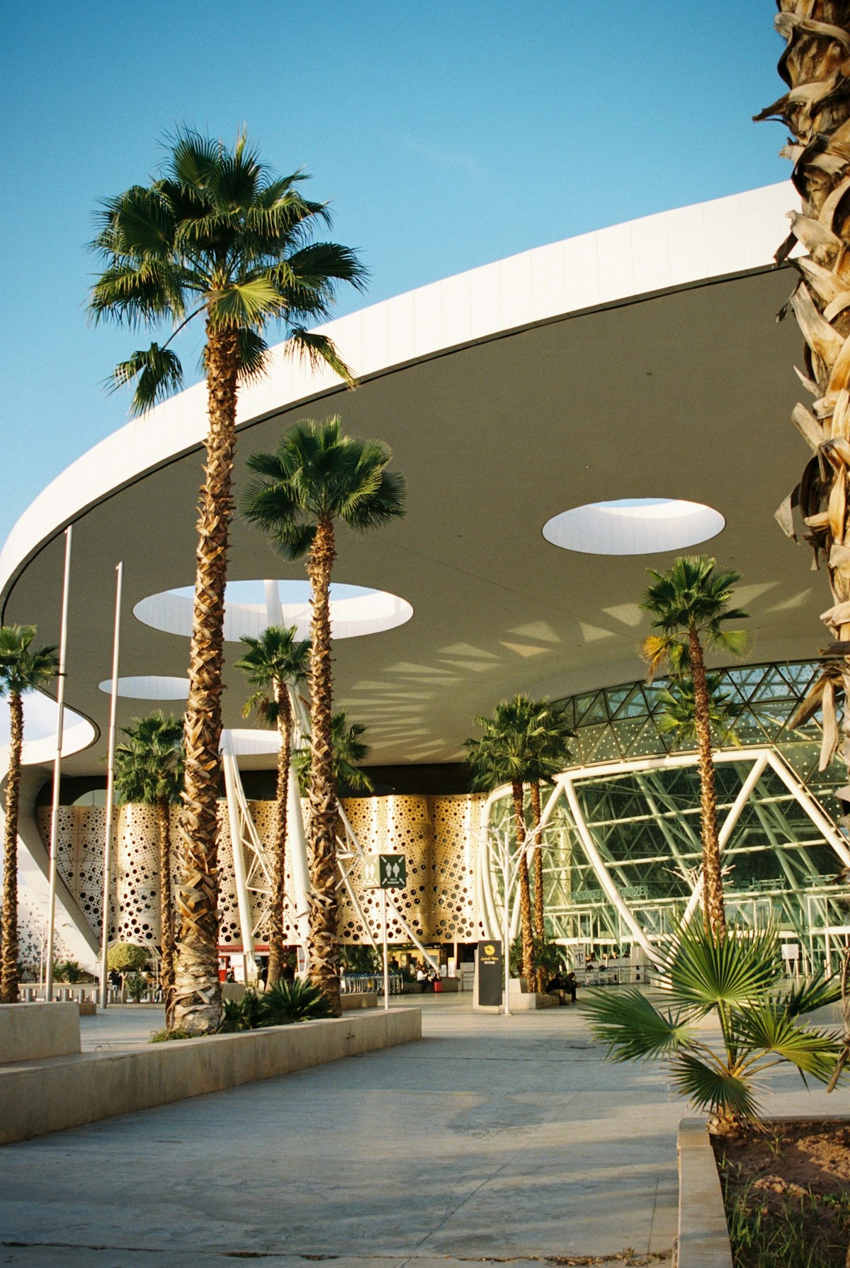 Terminal de l'aéroport Marrakech Ménara et palmiers