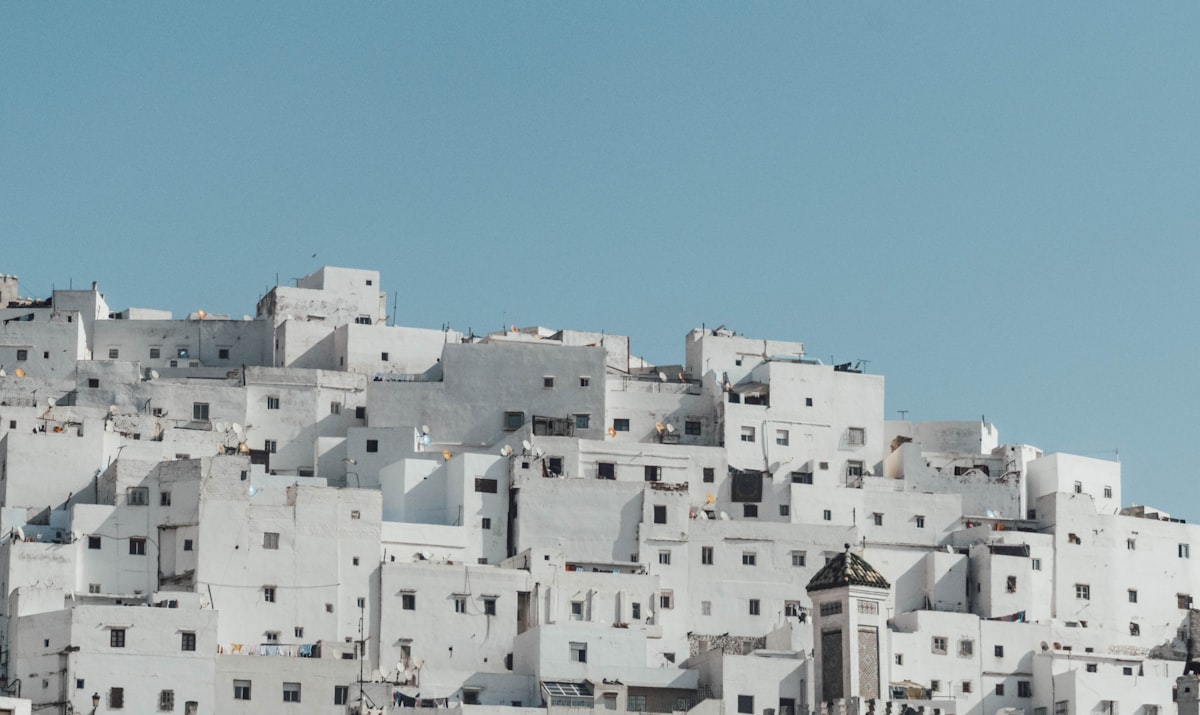 Maisons blanches de la médina de Tétouan à flanc de colline