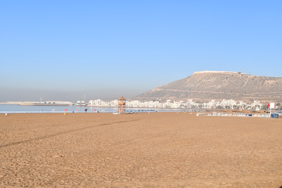Plage d'Agadir et colline de la kasbah Oufella