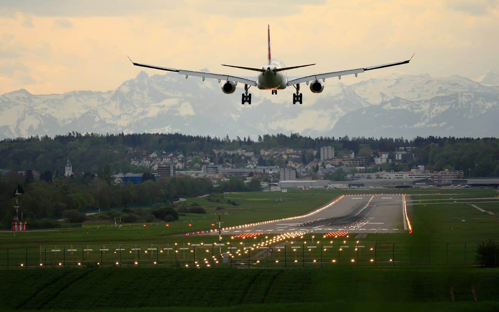 Avion de ligne en approche finale au-dessus de la piste