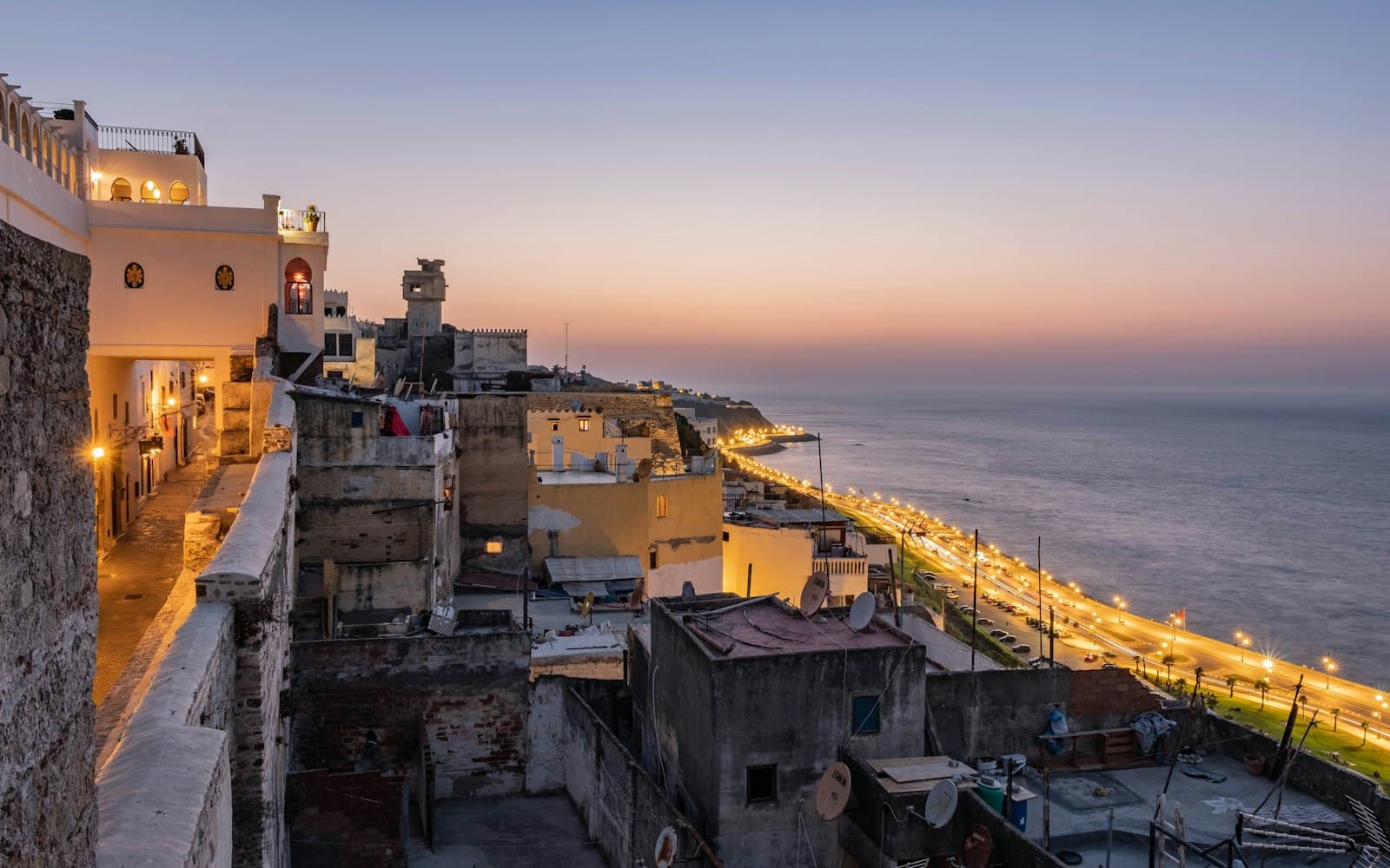 Toits de la médina de Tanger et la baie au crépuscule
