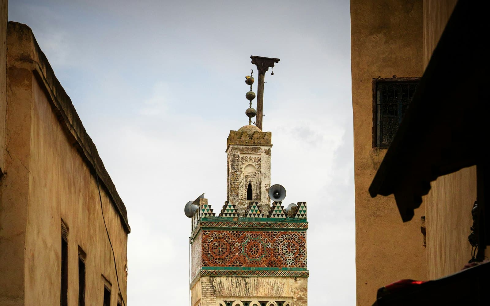 Minaret en zellige au-dessus d'une ruelle de la médina de Fès