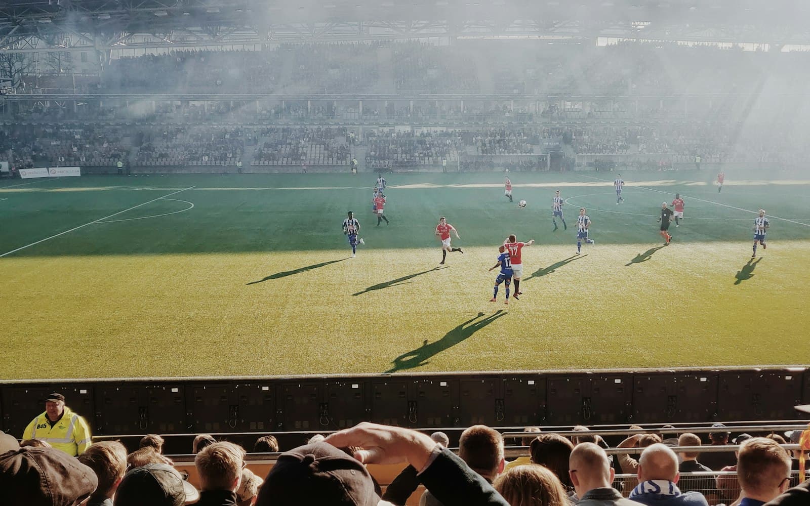 Match de football vu depuis les tribunes
