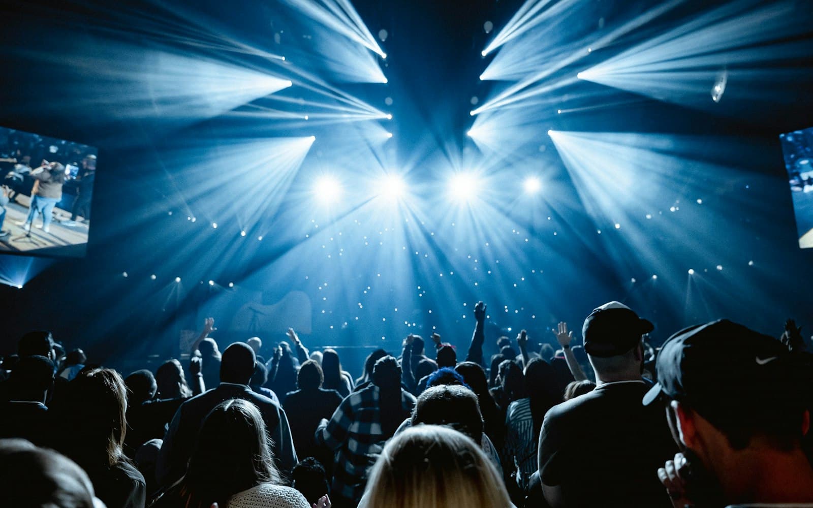 Public d'un concert en salle sous les projecteurs