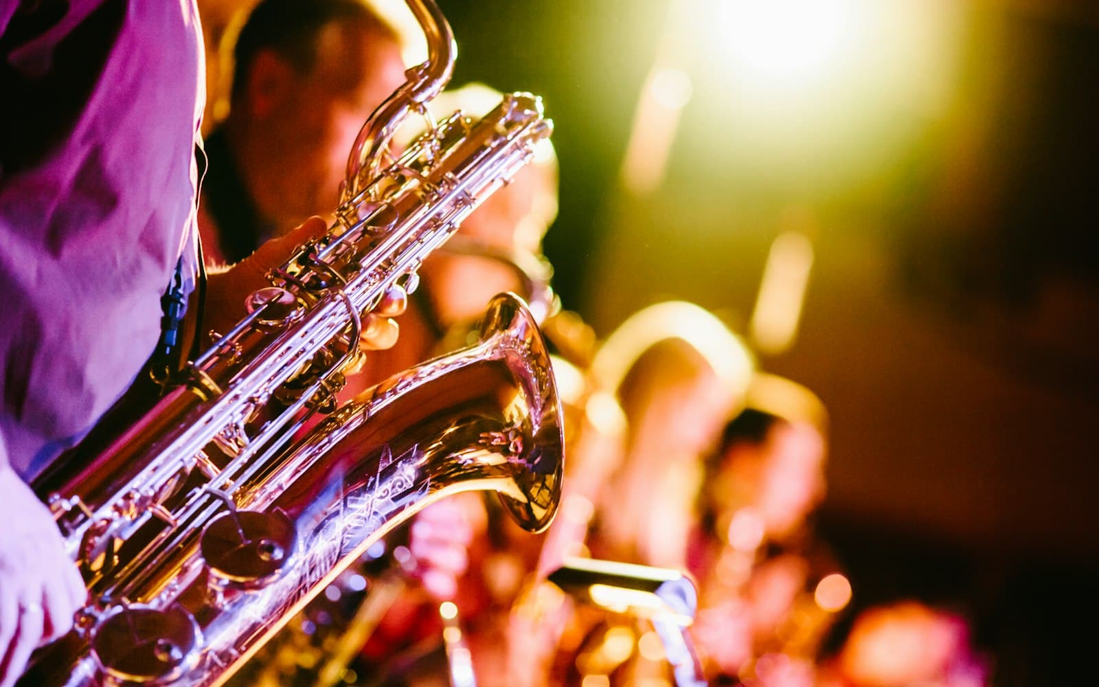 Saxophoniste sur scène pendant un concert de jazz