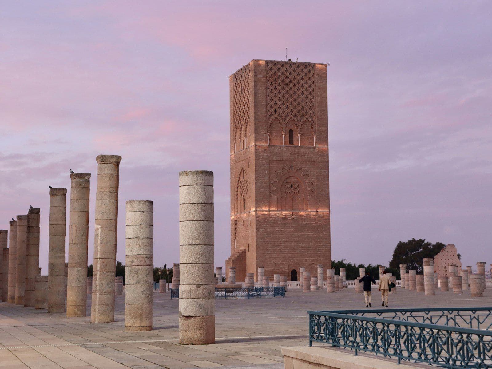 La Tour Hassan à Rabat au crépuscule, avec les colonnes de l'esplanade au premier plan