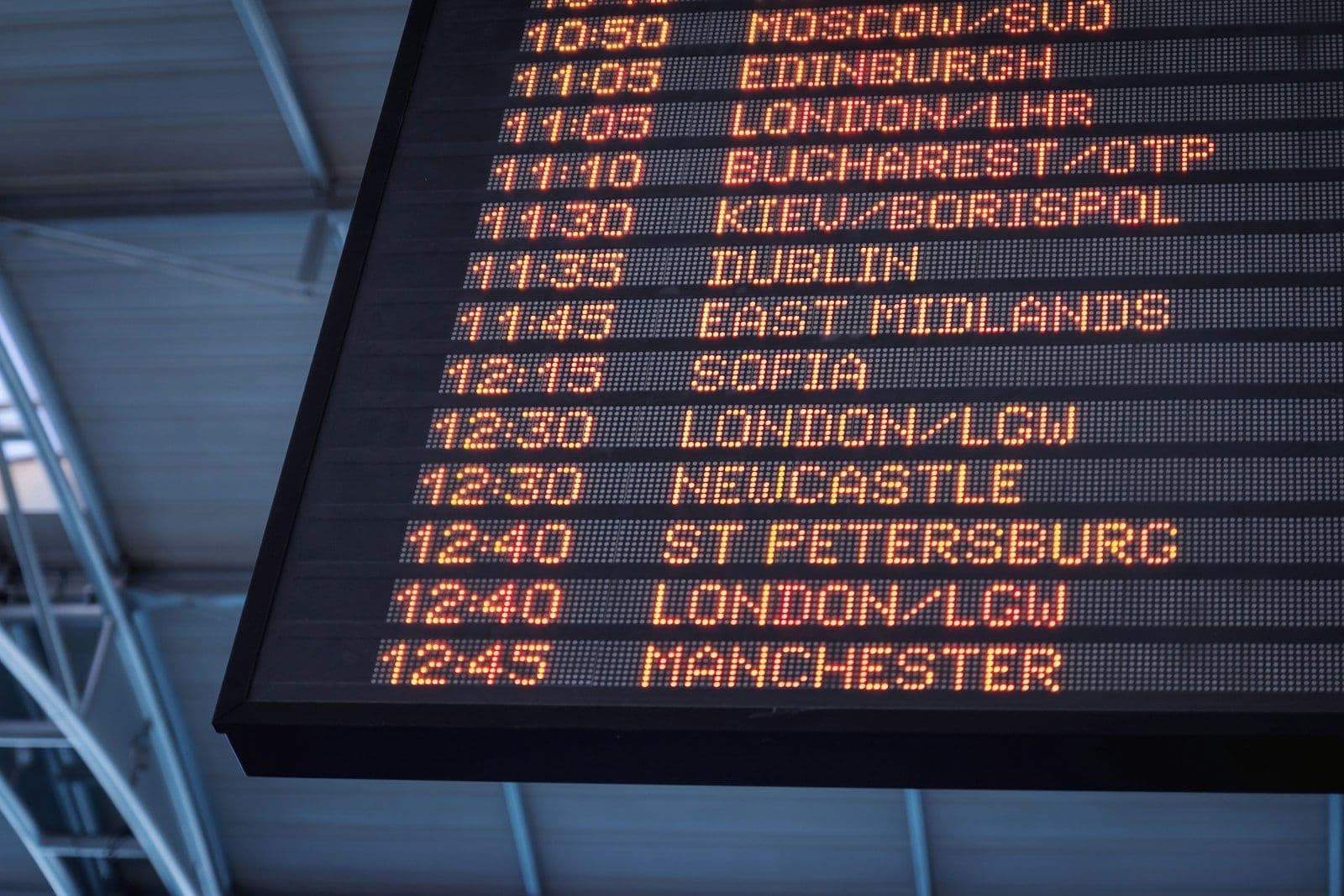Tableau d'affichage des départs dans un aérogare, avec une liste de destinations européennes et leurs horaires (photo d'illustration, pas un aéroport marocain)